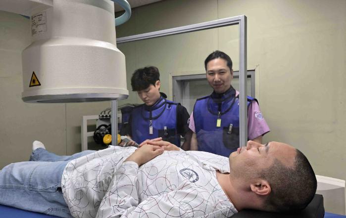 국립경찰병원에서 간호조무사로 근무 중인 오승범 예비역 육군중사가 업무에 매진하고 있다.