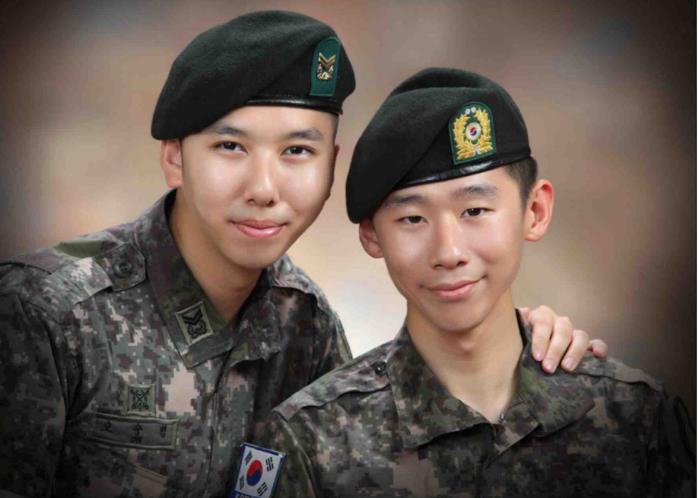 오승범(왼쪽) 예비역 육군중사가 군 생활 중 찍은 사진.