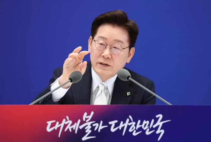 이재명 대통령이 8일 청와대 영빈관에서 열린 취임 1주년 기자회견에서 발언하고 있다. 연합뉴스