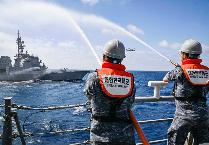 7일 제주 동남방 공해상에서 진행된 ‘한·일 수색구조훈련(SAREX·Search and Rescue Exercise)’ 중 해군 4900톤급 상륙함(LST-Ⅱ) 천자봉함과 일본 해상자위대 7250톤급 이지스구축함(DDG) 콩고함이 가상의 조난 선박에 발생한 화재를 진압하고 있다. SAREX는 한반도 근해에서 선박 조난 사고가 발생했을 때 한·일이 함께 대응하는 절차를 연습하는 훈련이다. 지난달 30일 제23차 아시아안보회의(샹그릴라 대화)에서 양국 간 협력의 중요성에 공감하며 훈련 실시에 합의함에 따라 9년 만에 재개됐다. 해군 제공