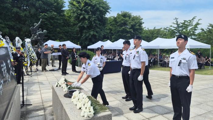 육군학생군사학교 대진대 학군단 학군사관후보생들이 지난 6일 경기 포천시 청성역사공원 충혼탑에서 열린 현충일 추념식에서 헌화하고 있다. 부대 제공