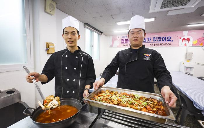 연평도 특산물로 요리한 꽃게탕과 주꾸미 볶음.
