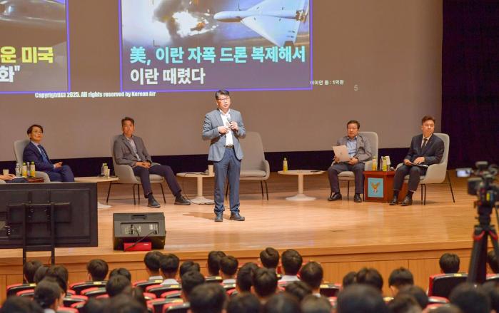공군사관학교가 9일 개최한 26-2차 항공우주포럼에서 참석자들이 발표를 경청하고 있다. 부대 제공
