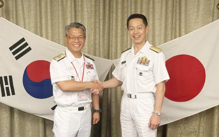 9일 일본 도쿄에서 열린 ‘제12차 한국 해군 대 일본 해상자위대 회의’에서 이용태(왼쪽) 해군본부 정보화기획참모부장과 히라타 토시유키 해상막료감부 방위부장이 기념사진을 찍고 있다. 해군 제공