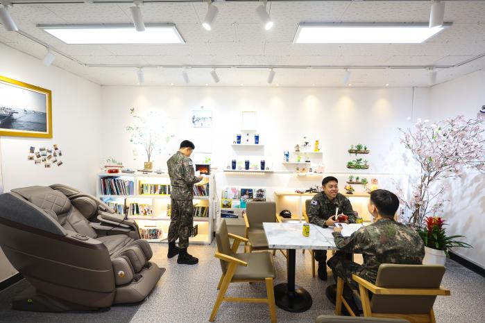 부대에 새로 조성된 북카페 ‘스틸 웨이브’에서 한 장병이 책을 읽고 있다.