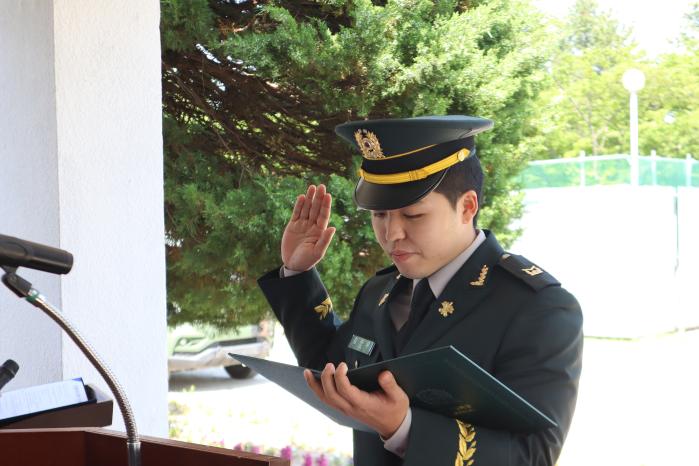 육군과학화전투훈련단 참가를 위해 임기제 부사관으로 임관한 김진우 하사가 임관 선서를 하고 있다. 부대 제공
