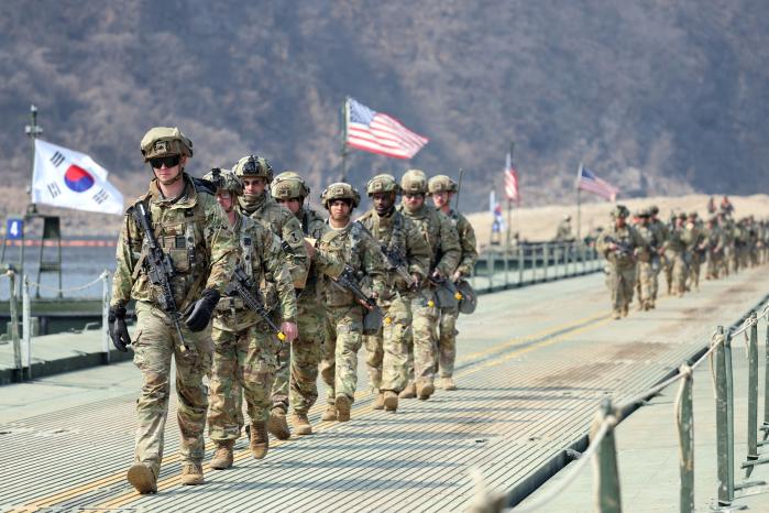 미국의 동맹정책이 변화하면서 우리나라도 동맹과 자강이라는 두 축을 균형 있게 추구해야 한다는 목소리가 높아지고 있다. 한미 연합 제병협동 도하훈련에서 미2사단/한미연합사단 장병들이 훈련을 마치고 부교를 이용해 이동하는 모습. 국방일보 DB