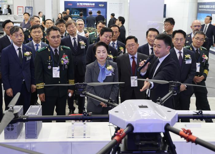 육군교육사령부가 9일 대전컨벤션센터에서 개최한 ‘2026 대한민국 국방산업발전대전’ 개막식 행사 후 주요 참석자들이 부스를 둘러보고 있다. 부대 제공