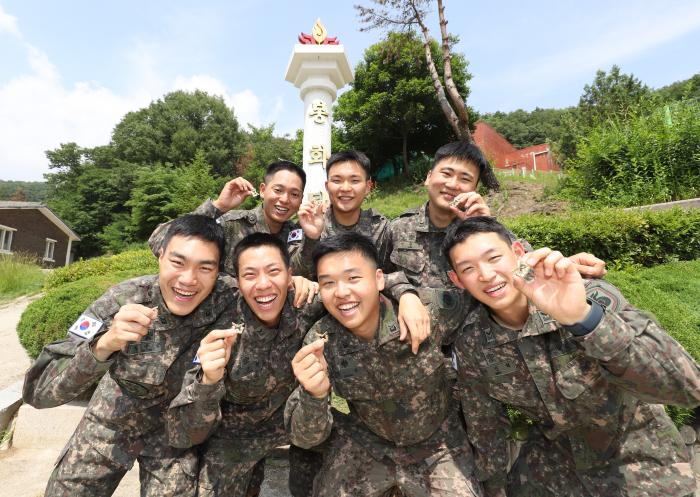 육군55보병사단 기동대대에서 병사 생활을 하다 부사관의 길을 택한 하사들이 계급장을 들어 보이고 있다. 사진 제공=김윤수 군무주무관
