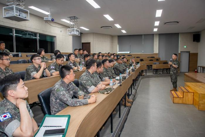 육군53보병사단 부사관들이 ‘2026년 충렬 부사관 역량 강화 워크숍’에서 오윤택 주임원사의 교육을 듣고 있다. 사진 제공=박다슬 군무주무관