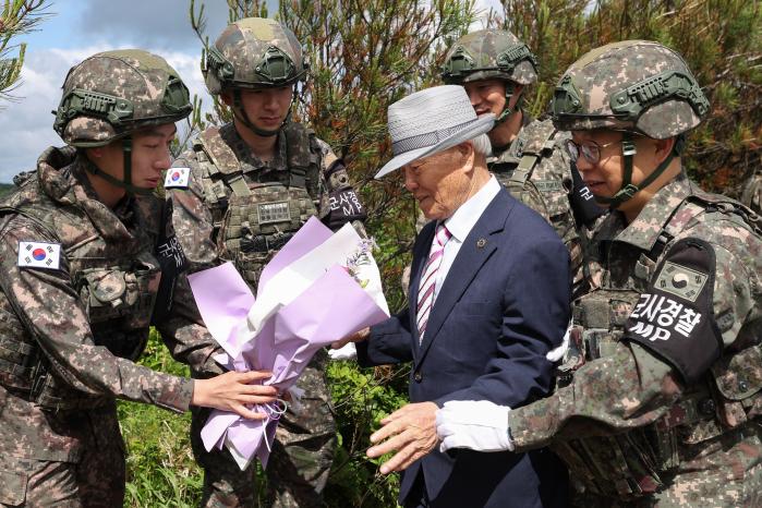 지난 5일 대우산 정상을 찾은 김영창 옹이 육군21보병사단 장병들의 환대를 받고 있다.