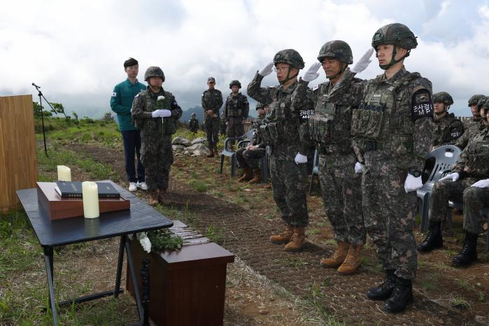 6·25전쟁에서 전사한 선배 전우를 추모하며 경례하고 있는 장병들.