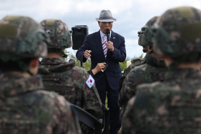 GOP대대 장병들에게 75년 전 전투 상황을 설명하고 있는 김영창 옹.