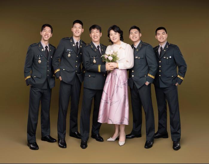 송민서 중사(진), 송민이 하사, 아버지 송근호 예비역 원사 부부, 송민상 중사, 송민성 하사(왼쪽부터)가 네 형제 모두의 부사관 임관을 기념해 사진촬영하고 있다. 부대 제공
