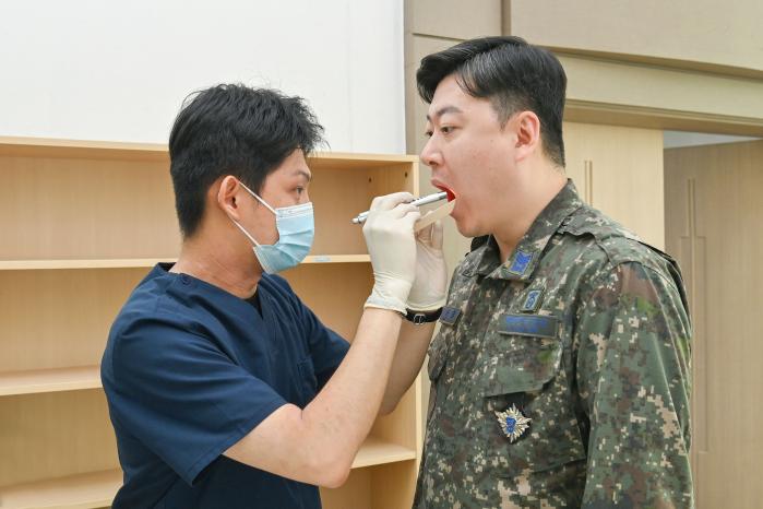 공군교육사령부 부대원이 9일 구강보건의 날을 맞아 진행된 건강증진 캠페인에 참여하고 있다. 사진 제공=김사민 병장