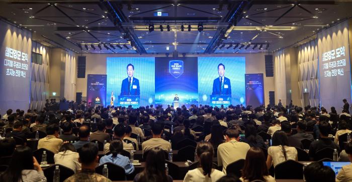 국방부가 9일 서울 용산구 드래곤시티호텔에서 개최한 ‘2026 국방정보화 컨퍼런스’에서 이두희 국방부 차관이 개회사를 하고 있다. 한재호 기자