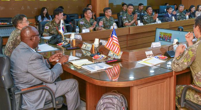 육군본부 군수참모부와 군수사령부, 미 육군 안보지원사 관계관들이 9일 계룡대에서 열린 제39차 한미 안보지원회의에서 주요 현안을 협의하고 있다. 육군 제공