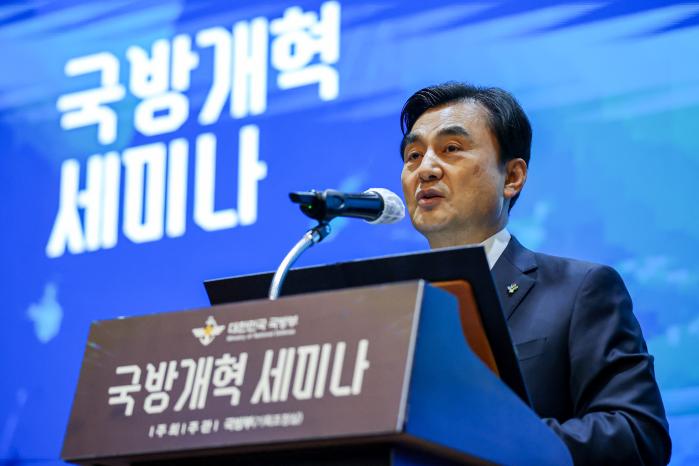 안규백 국방부 장관이 9일 서울 용산구 전쟁기념관 이병형홀에서 개최된 국방개혁 세미나에서 2040년을 목표로 한 국방개혁의 필요성을 강조하고 있다. 한재호 기자