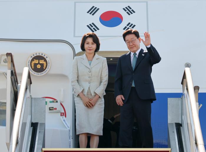 주요7개국(G7) 정상회의 참석과 유럽 순방을 위해 출국하는 이재명 대통령과 김혜경 여사가 9일 서울공항 공군 1호기에서 환송객에게 인사하고 있다. 이 대통령은 열흘간 벨기에, 이탈리아, 교황청, 프랑스를 차례로 방문해 정상외교를 펼친다. 연합뉴스