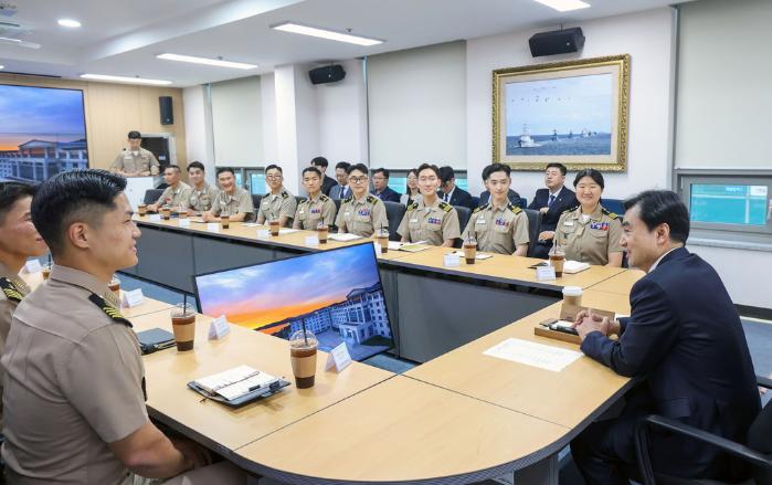 안규백 장관, 해군사관학교 생도들과 소통간담회…규백 국방부 장관이 10일 해군사관학교를 찾아 생도들과 소통간담회를 하고 있다.