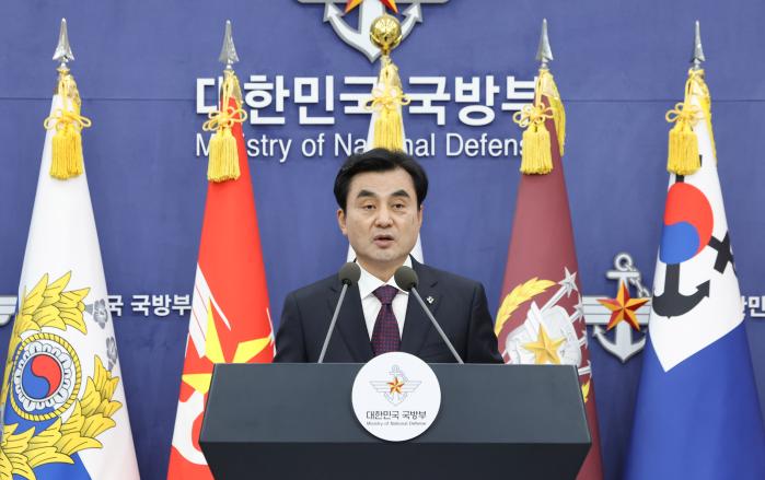 안규백 국방부 장관이 10일 서울 용산구 국방부 브리핑룸에서 방첩사 해체 및 기능개편 발표를 하고 있다. 연합뉴스