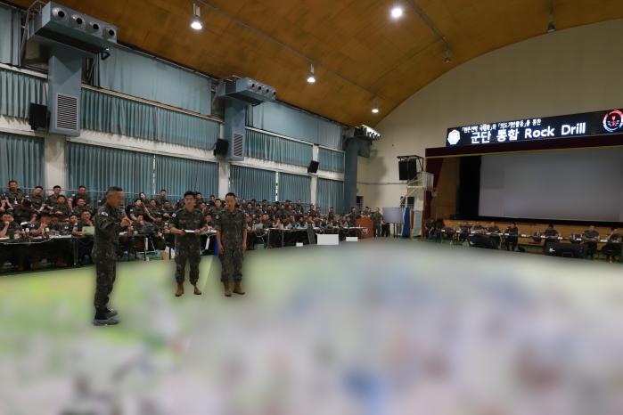 육군7기동군단이 10일 개최한 군단 및 사·여단 통합 락드릴에서 최성진 군단장이 작전계획에 대해 설명하고 있다. 사진 제공=최형수 군무주무관