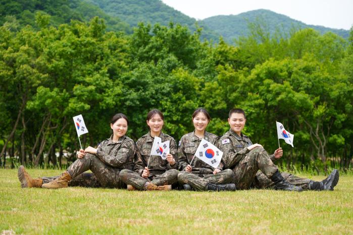 육·해·공군 부사관으로 복무 중인 4남매가 호국보훈의 달을 맞아 태극기를 들고 기념사진을 찍고 있다. 왼쪽부터 김문정·김문소·김태희 중사, 김준원 하사. 육군 제공