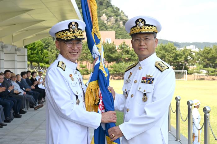 10일 부산해군기지에서 열린 제35대 해군작전사령관 취임식에서 김경률(왼쪽) 해군참모총장이 곽광섭 신임 사령관에게 부대기를 수여하고 있다. 부대 제공