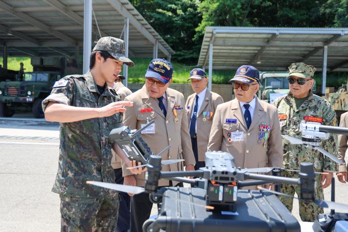 육군72보병사단 상비예비군이 부대를 방문한 베트남전쟁 참전용사들에게 드론 전력과 운용체계를 소개하고 있다. 부대 제공