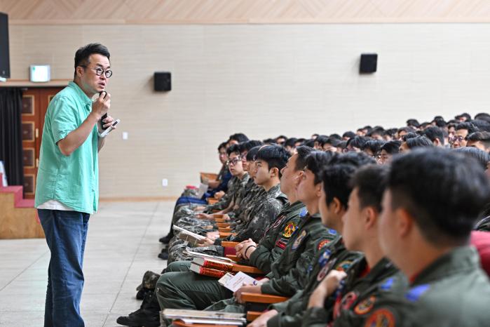 공군11전투비행단이 10일 개최한 6·10만세운동 100주년 기념 안보강연회에서 장병들이 최태성 역사강사의 강연을 경청하고 있다. 부대 제공