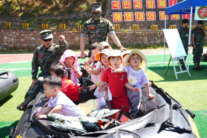 해병대6여단이 마련한 지역 주민 부대 초청행사에서 어린이들이 장병들의 안내를 받으며 소형고무보트(IBS)를 탄 채 즐거운 시간을 보내고 있다. 부대 제공