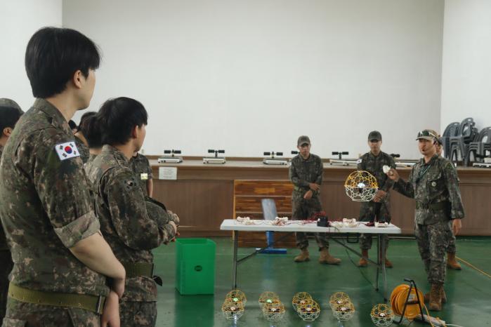 육군53보병사단 부산여단이 개최한 예비군기동대·저격수 훈련에서 예비군들이 드론 운용법을 배우고 있다. 부대 제공