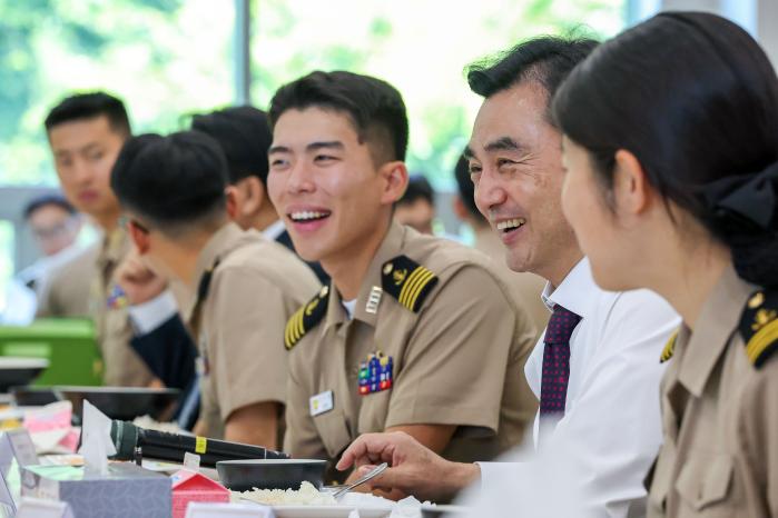안규백(오른쪽 둘째) 국방부 장관이 10일 해군사관학교를 방문해 소통간담회를 한 뒤 생도들과 함께 점심식사를 하고 있다. 한재호 기자
