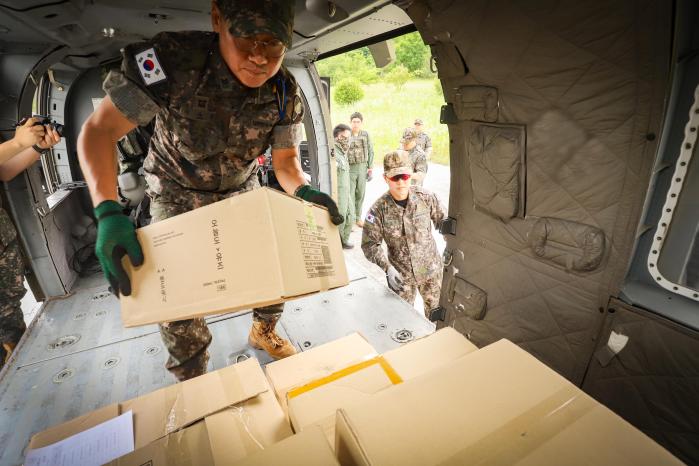 육군35보병사단 보급수송근무대 김종희 추진보급소대장이 지난 9일 열린 공중보급 중 KUH-1 수리온 헬기에 보급물자를 적재하고 있다. 사진 제공=권필구 원사
