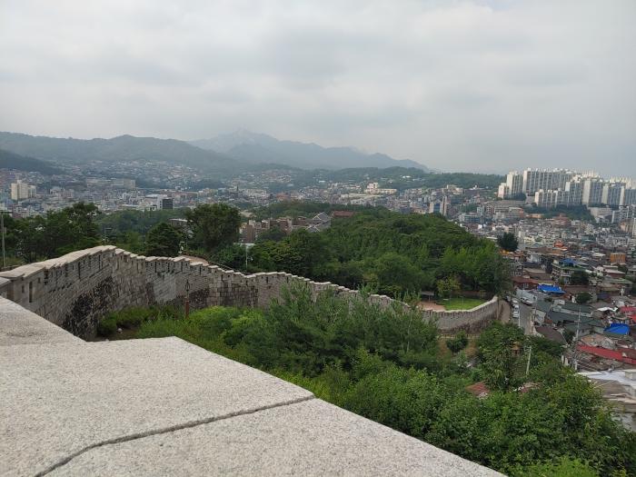 낙산 한양도성. 동대문에서 혜화문까지 2㎞ 남짓 이어진다.