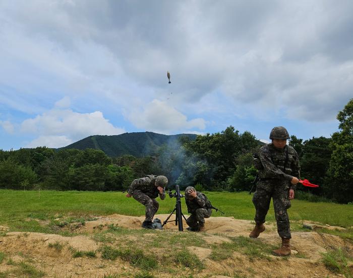 육군50보병사단 장병들이 전반기 공용화기 집체교육에서 81㎜ 박격포를 운용하고 있다. 부대 제공