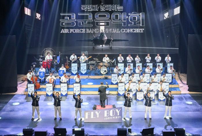 11일 서울 영등포구 KBS홀에서 열린 ‘국민과 함께하는 공군음악회’에서 공군군악대 현역과 예비역 연주자들로 구성된 후라이보이가 공연을 펼치고 있다. 공군 제공