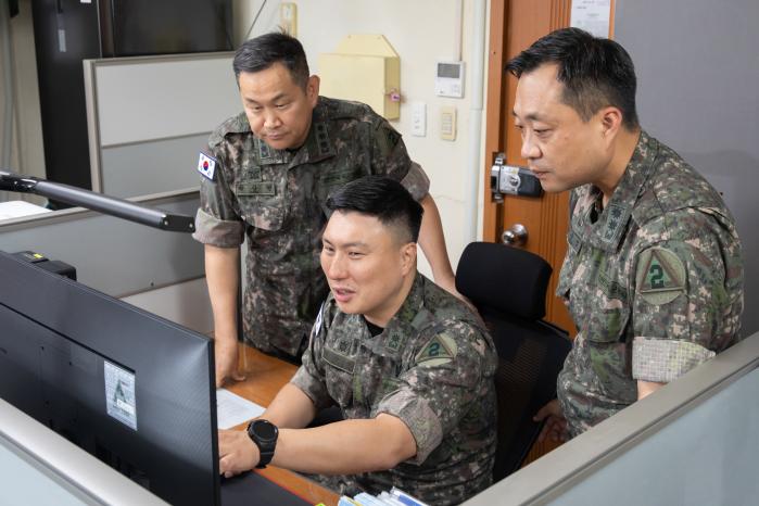 무열 아이크리스를 기획한 육군2작전사령부 박상현 대령과 이를 개발한 배국환 소령, 배준성 중령(왼쪽부터)이 급식 청구 자동화를 위해 군수통합정보체계에 로봇 업무자동화체계(RPA)를 적용하는 과정을 점검하고 있다.
