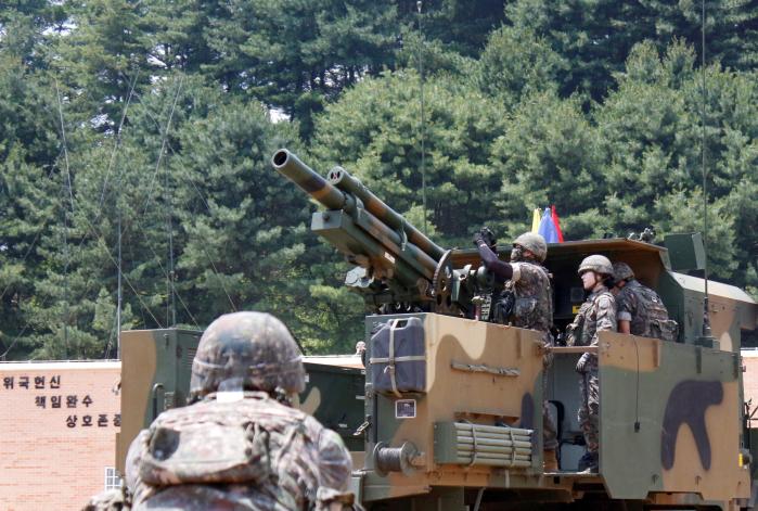 육군17보병사단 장병들이 ‘포술 마스터스 대회’에서 K105A1 차륜형 자주포 종합 평가를 받고 있다. 부대 제공