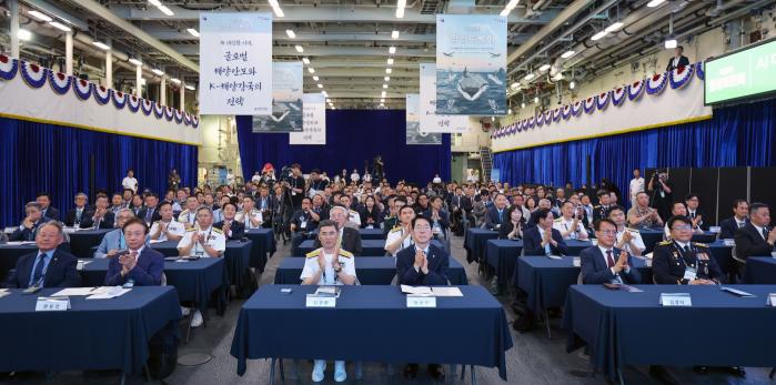 11일 해군 마라도함에서 ‘AI 대전환 시대, 글로벌 해양안보와 K해양강국 전략’을 주제로 제22회 함상토론회가 열리고 있다.