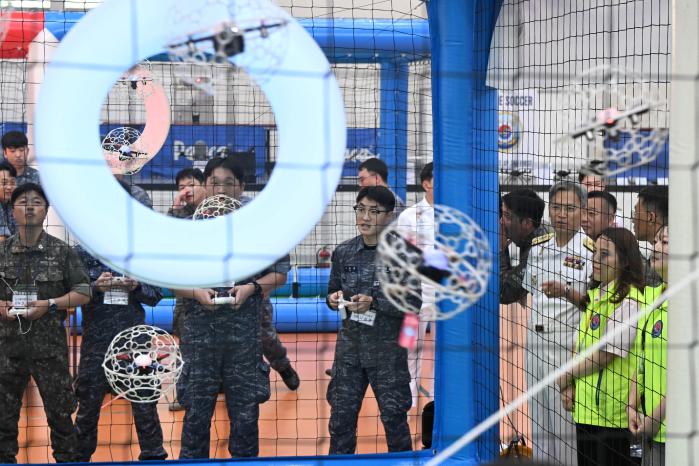 부산해군기지에서 열린 제1회 해군작전사령관배 드론 축구 대회에서 참가 장병들이 드론 축구 경기를 펼치고 있다. 부대 제공