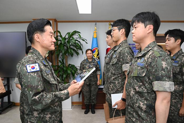 류기필(왼쪽) 공군11전투비행단장이 11일 신규 자격을 취득한 전투지원 정비사들에게 임명장을 수여하고 있다. 부대 제공