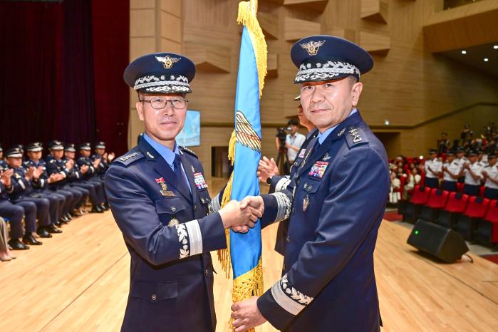 11일 손석락(왼쪽) 공군참모총장이 박흥재 신임 공군사관학교장에게 부대기를 이양하고 있다. 부대 제공