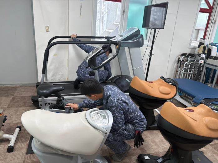 해군특수전전단 해난구조전대 강화도함 장병들이 부대 인근 진해재활원에서 봉사활동하며 재활 운동기구를 청소하고 있다.