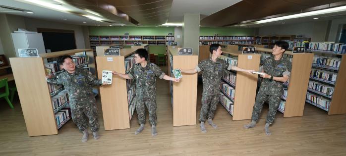 공군1전투비행단의 릴레이 도서 소개는 장병들을 문무를 겸비한 인재로 길러내기 위해 부대 자체적으로 고안한 프로그램이다. 1전비 장병들이 병영도서관에서 서로가 책으로 이어져 있다는 것을 표현한 모습.