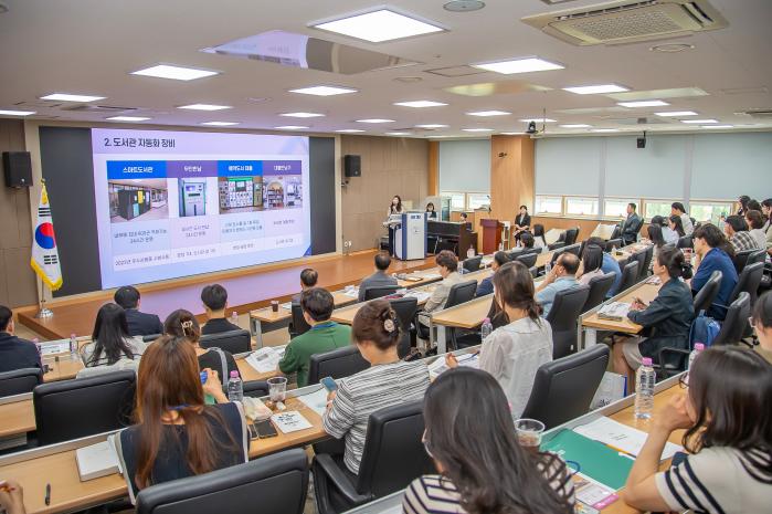 국방대학교 도서관이 11일 개최한 제14회 국방도서정보협의회 워크숍에서 참석자들이 군 도서관 성공사례를 듣고 있다. 국방대 제공