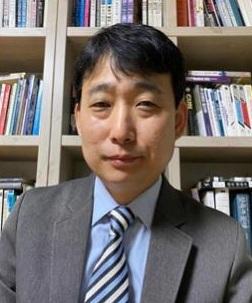 필자 김인기는 전자신문인터넷미디어전략연구소장, 전자신문 인터넷온라인편집국장, 테크플러스대표 등을 역임했다. 저서로는『영화 속 IT교과서』가있다