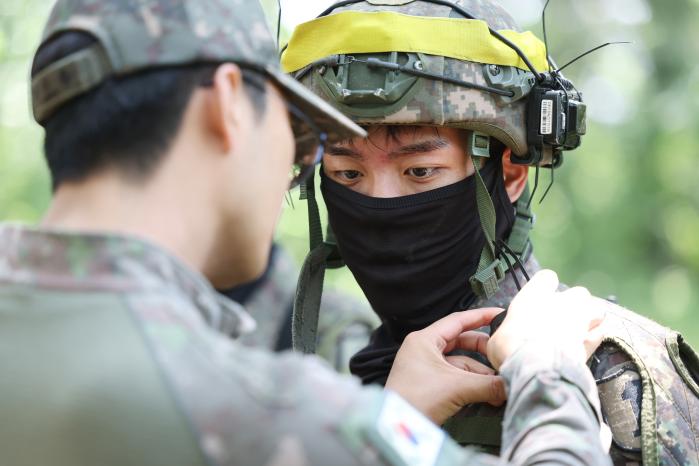 장병들이 마일즈 장비를 점검하고 있다.