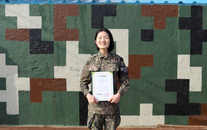 어머나 운동본부에 머리카락을 기부한 육군15보병사단 번개여단 강혜원 하사. 부대 제공