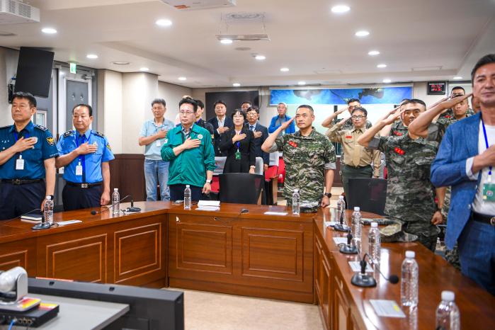 해병대 연평부대가 지난 12일 개최한 2026년 전반기 안보간담회에 참석한 민·관·군 참석자들이 국기에 대한 경례를 하고 있다. 부대 제공